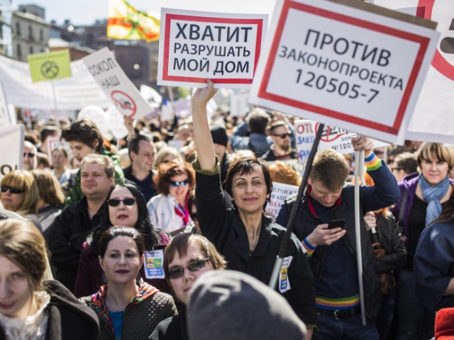 A rally against the housing renovation program in Moscow, which was attended by around 20 thousands of people, May 2017. Photo: Evgeny Feldman for Republic. Source: www.republic.ru