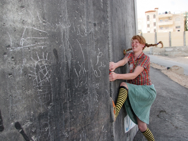 Rona Yefman & Tanja Schlander, Pippi L. at Abu Dis, 2006-8, 3:50 min. Image: courtesy of the artists