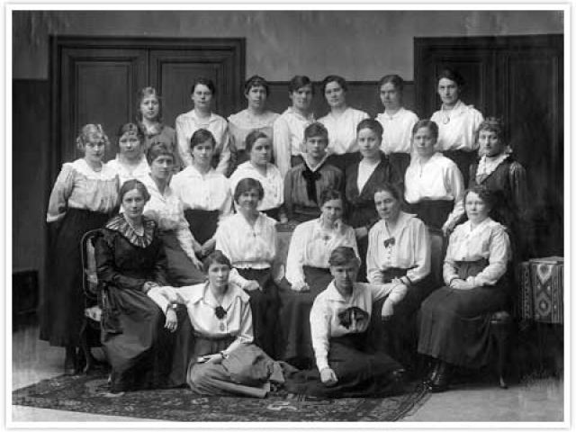 The choral society of Naisten Ääni (Women's voice) in the beginning of the 20th century. Photography archive of the League of Finnish Feminists.